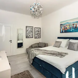 Spacious Center Apartman
